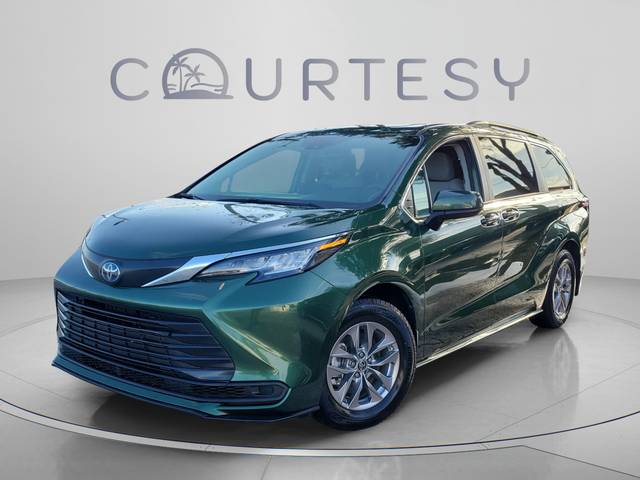 2022 Toyota Sienna LE FWD photo