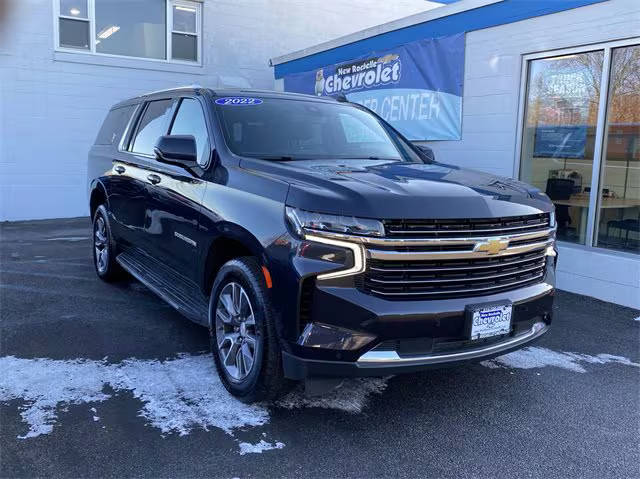 2022 Chevrolet Suburban LT 4WD photo