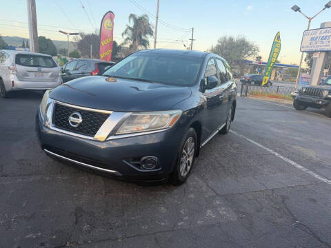 2015 Nissan Pathfinder S FWD photo