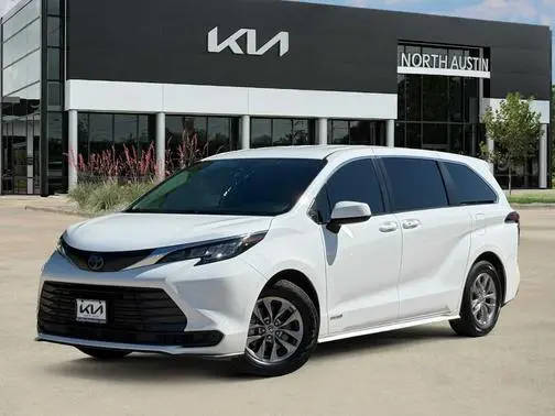 2021 Toyota Sienna LE FWD photo