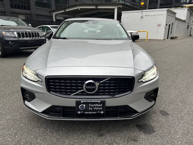 2022 Volvo S60 Momentum FWD photo