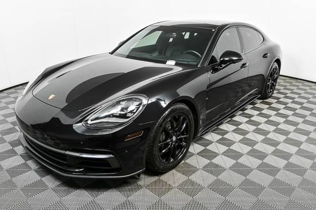 2018 Porsche Panamera  RWD photo