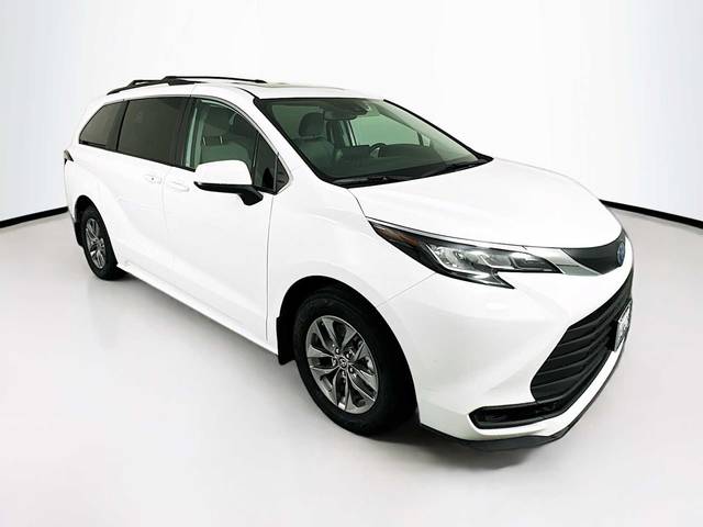 2022 Toyota Sienna LE FWD photo