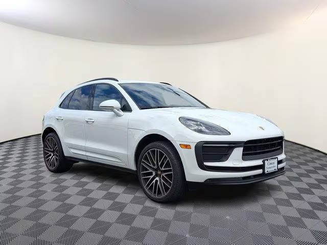 2022 Porsche Macan  AWD photo