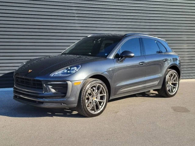 2022 Porsche Macan  AWD photo