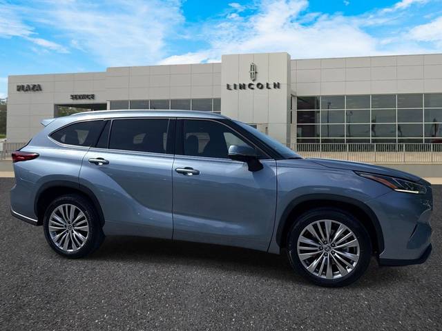 2022 Toyota Highlander Platinum FWD photo