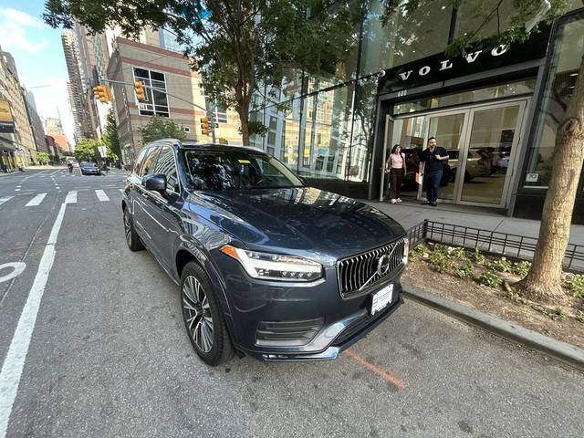 2022 Volvo XC90 Momentum AWD photo