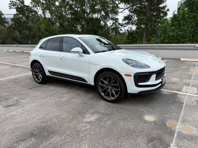 2022 Porsche Macan  AWD photo