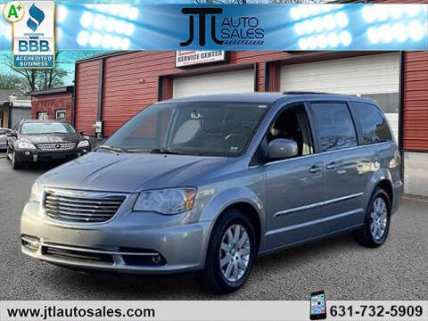 2016 Chrysler Town and Country Touring FWD photo