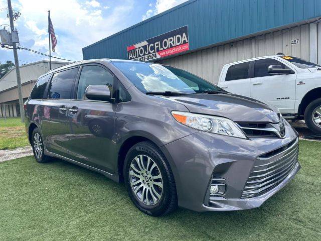 2020 Toyota Sienna XLE FWD photo
