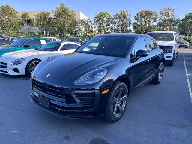 2022 Porsche Macan  AWD photo