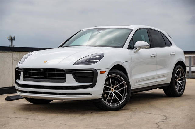 2022 Porsche Macan  AWD photo