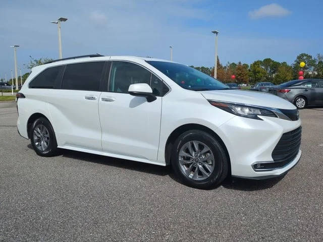 2022 Toyota Sienna XLE FWD photo