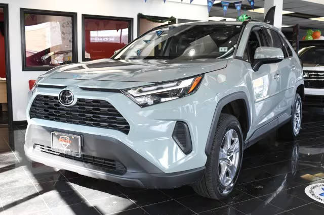 2022 Toyota RAV4 XLE AWD photo