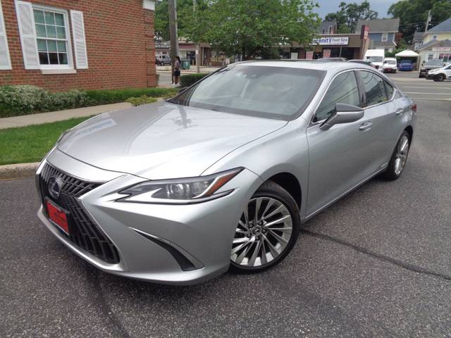 2022 Lexus ES ES 300h Luxury FWD photo