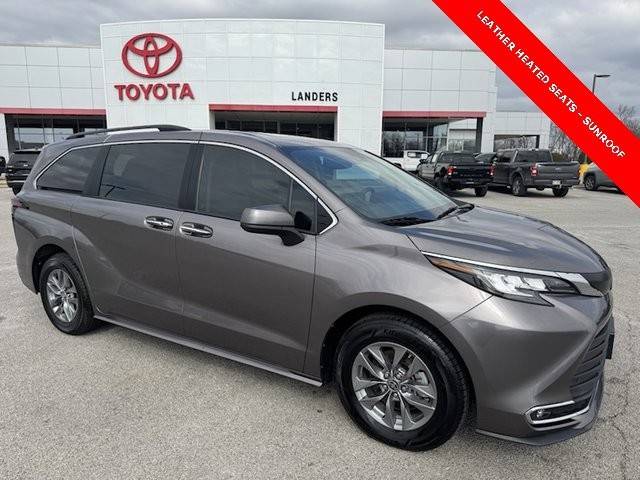 2022 Toyota Sienna XLE FWD photo