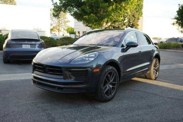 2022 Porsche Macan  AWD photo