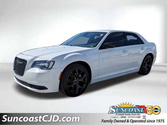 2022 Chrysler 300 Touring RWD photo