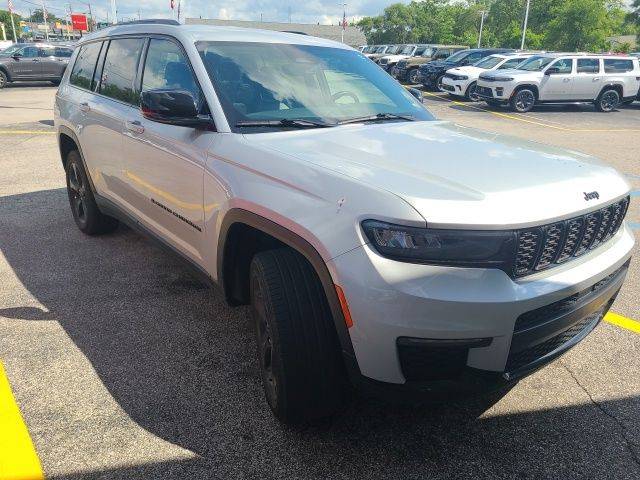 2022 Jeep Grand Cherokee L Limited 4WD photo