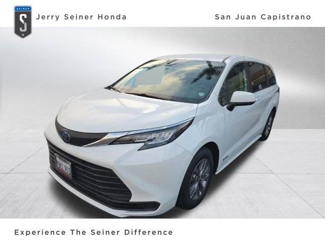 2021 Toyota Sienna LE FWD photo