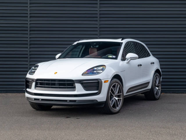 2022 Porsche Macan  AWD photo