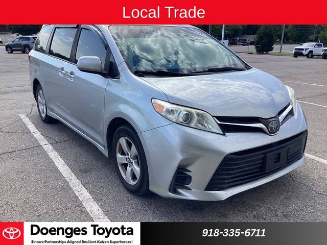2020 Toyota Sienna LE FWD photo