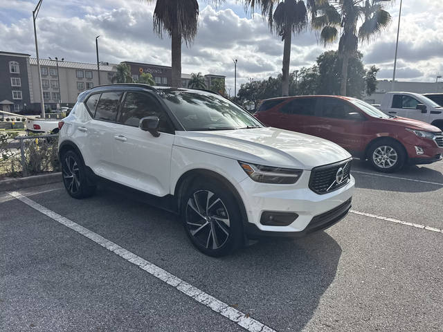 2022 Volvo XC40 R-Design AWD photo