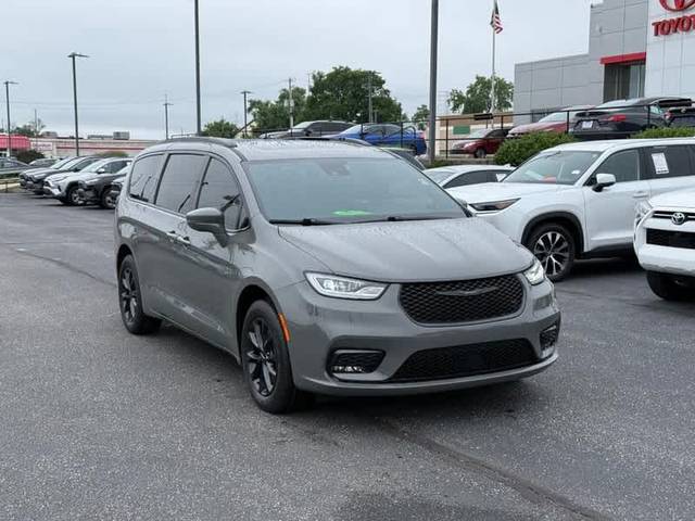 2022 Chrysler Pacifica Minivan Touring L AWD photo