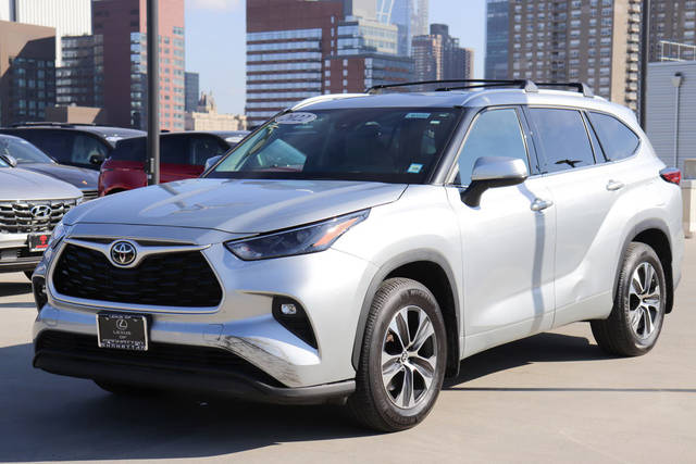 2022 Toyota Highlander XLE AWD photo