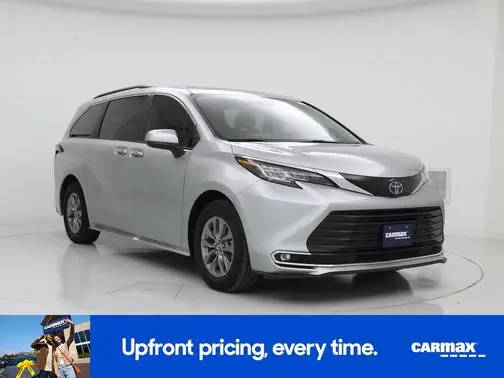 2022 Toyota Sienna XLE FWD photo