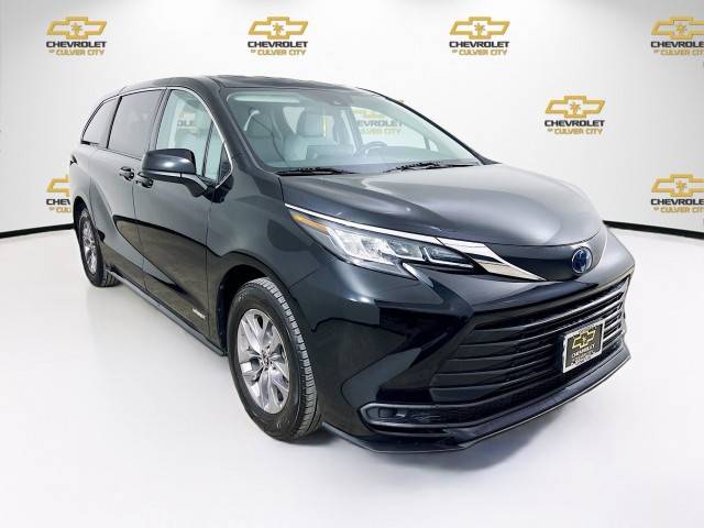 2021 Toyota Sienna LE FWD photo