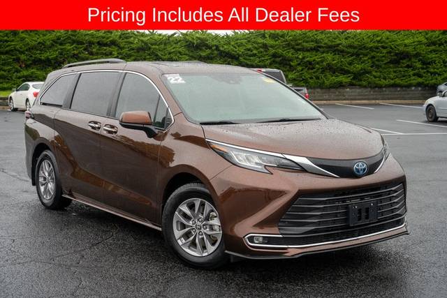 2022 Toyota Sienna XLE FWD photo