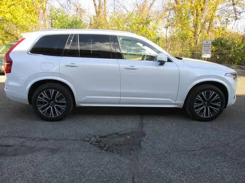 2022 Volvo XC90 Momentum AWD photo