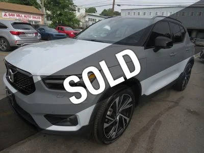 2022 Volvo XC40 R-Design AWD photo