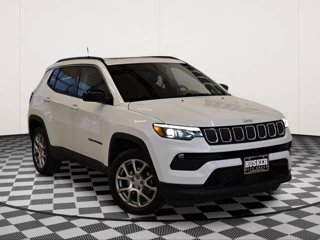 2022 Jeep Compass Latitude Lux 4WD photo