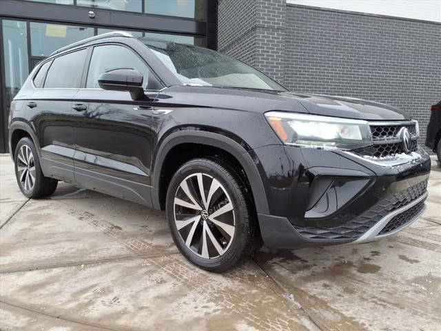 2022 Volkswagen Taos SE AWD photo