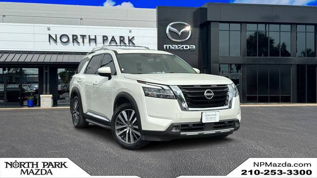 2022 Nissan Pathfinder Platinum FWD photo
