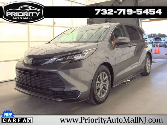 2022 Toyota Sienna LE FWD photo