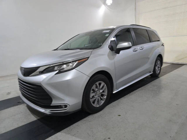 2022 Toyota Sienna XLE FWD photo