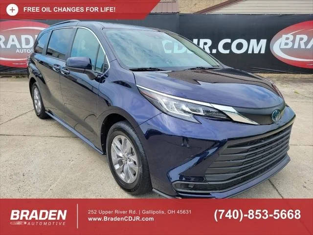 2022 Toyota Sienna LE FWD photo