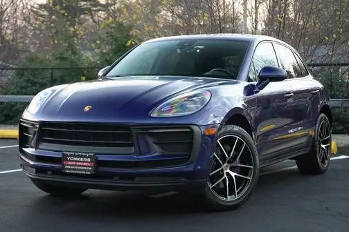 2022 Porsche Macan  AWD photo