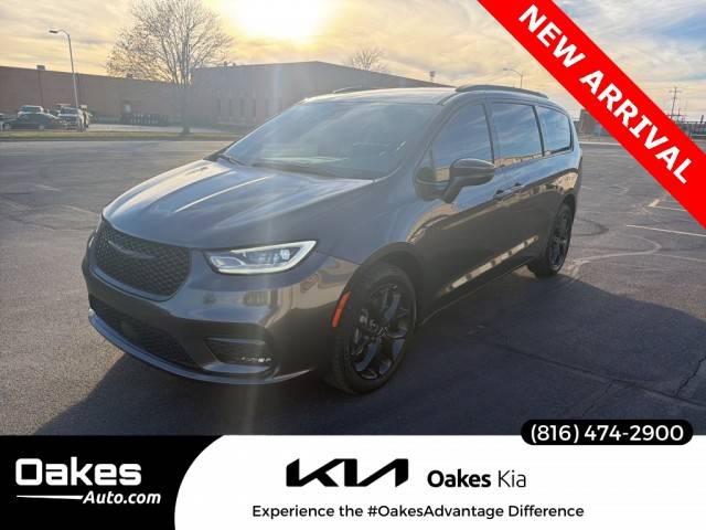 2022 Chrysler Pacifica Minivan Touring L AWD photo
