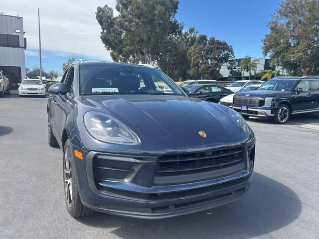 2022 Porsche Macan  AWD photo
