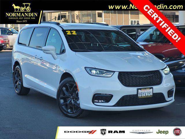 2022 Chrysler Pacifica Minivan Limited AWD photo