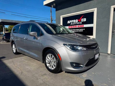 2017 Chrysler Pacifica Minivan Touring-L FWD photo