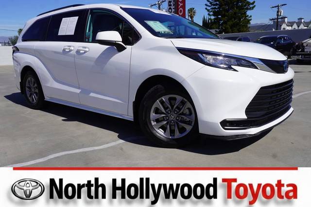 2022 Toyota Sienna LE FWD photo