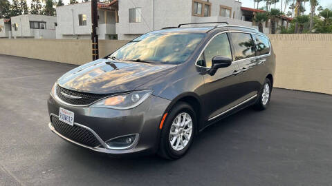 2020 Chrysler Pacifica Minivan Touring L FWD photo