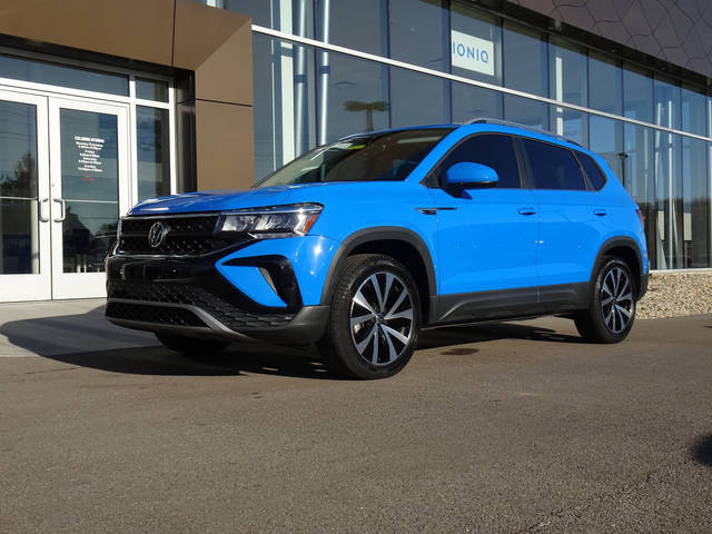 2022 Volkswagen Taos SE AWD photo