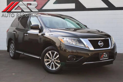 2015 Nissan Pathfinder S FWD photo