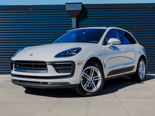 2022 Porsche Macan  AWD photo